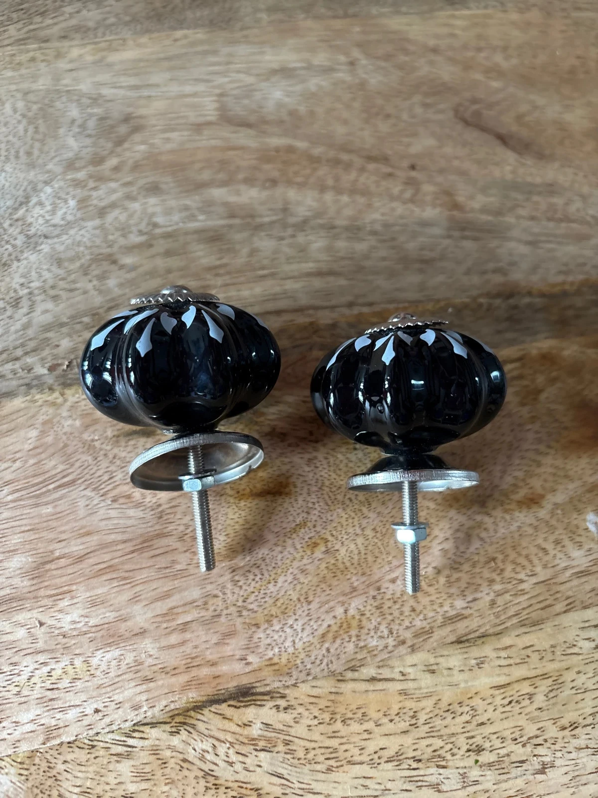 boutons de meuble noir et motif – photo 2